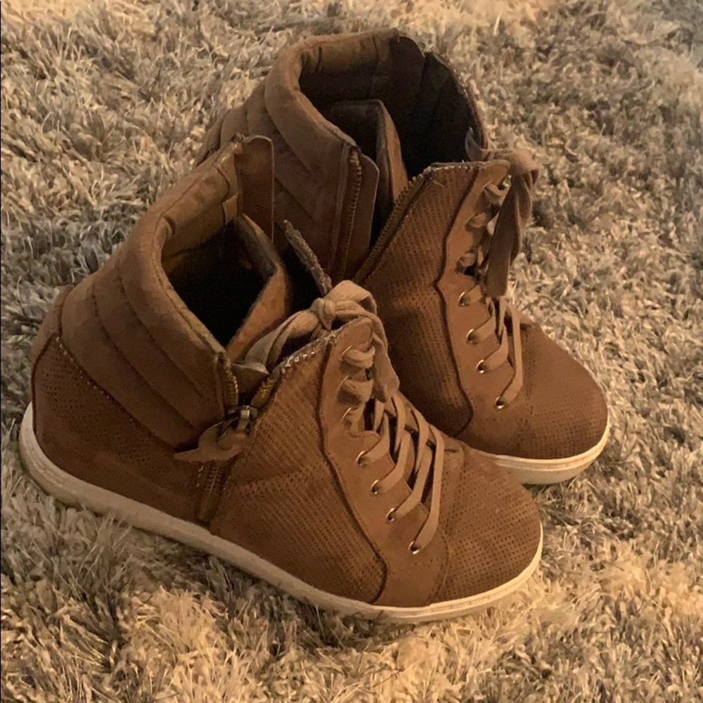 Steve Madden size 9.5 wedge sneakers